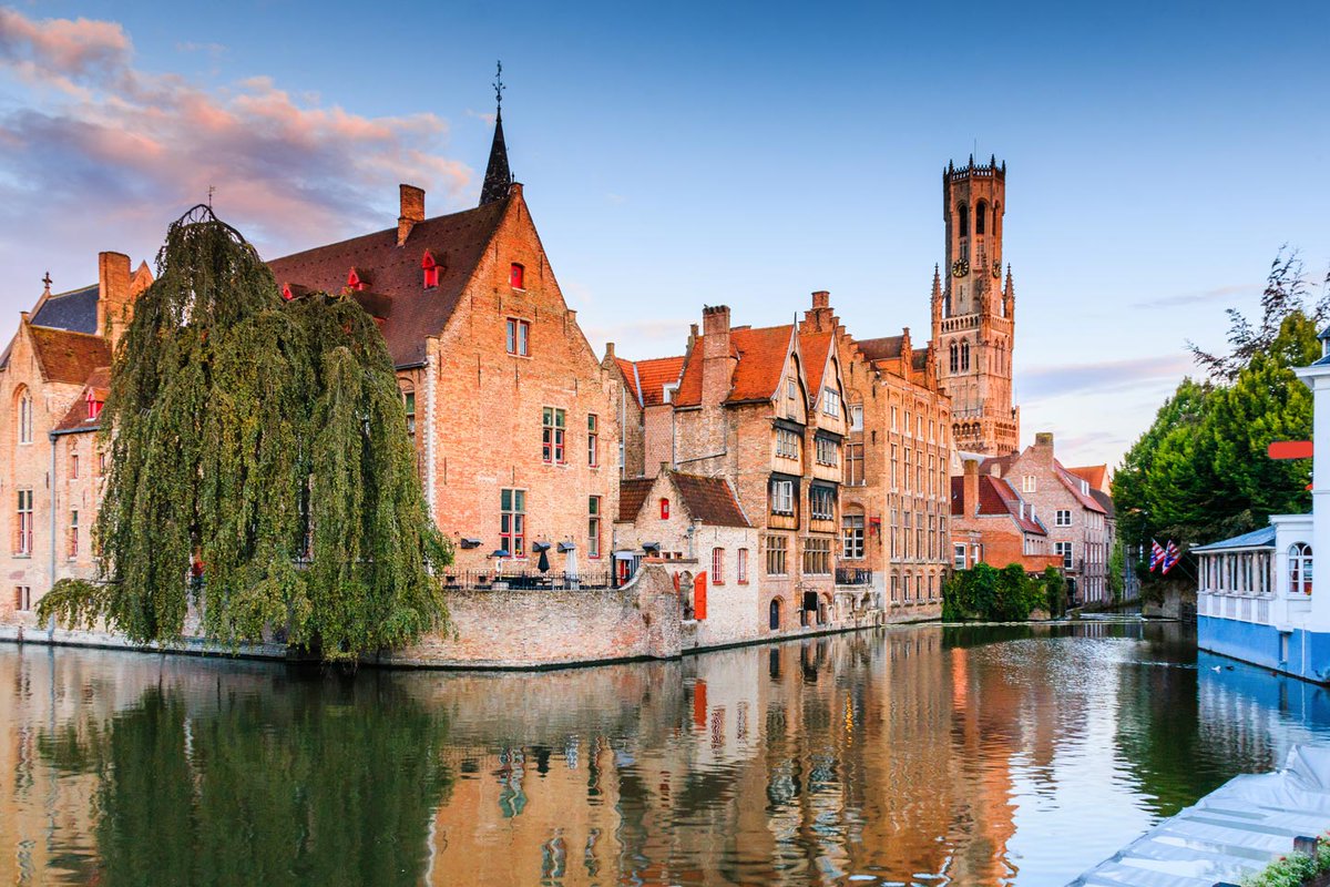 Bruges beautiful historic center is a European gem known for its picturesque canals, beautiful architecture, and mouth watering delicious chocolates. 🇧🇪✨ Read on: rfr.bz/t5kgtcf #Bruges #Belgium #travelgoals🌍 #HistoricTraveller #HistoricHotelsofEurope
