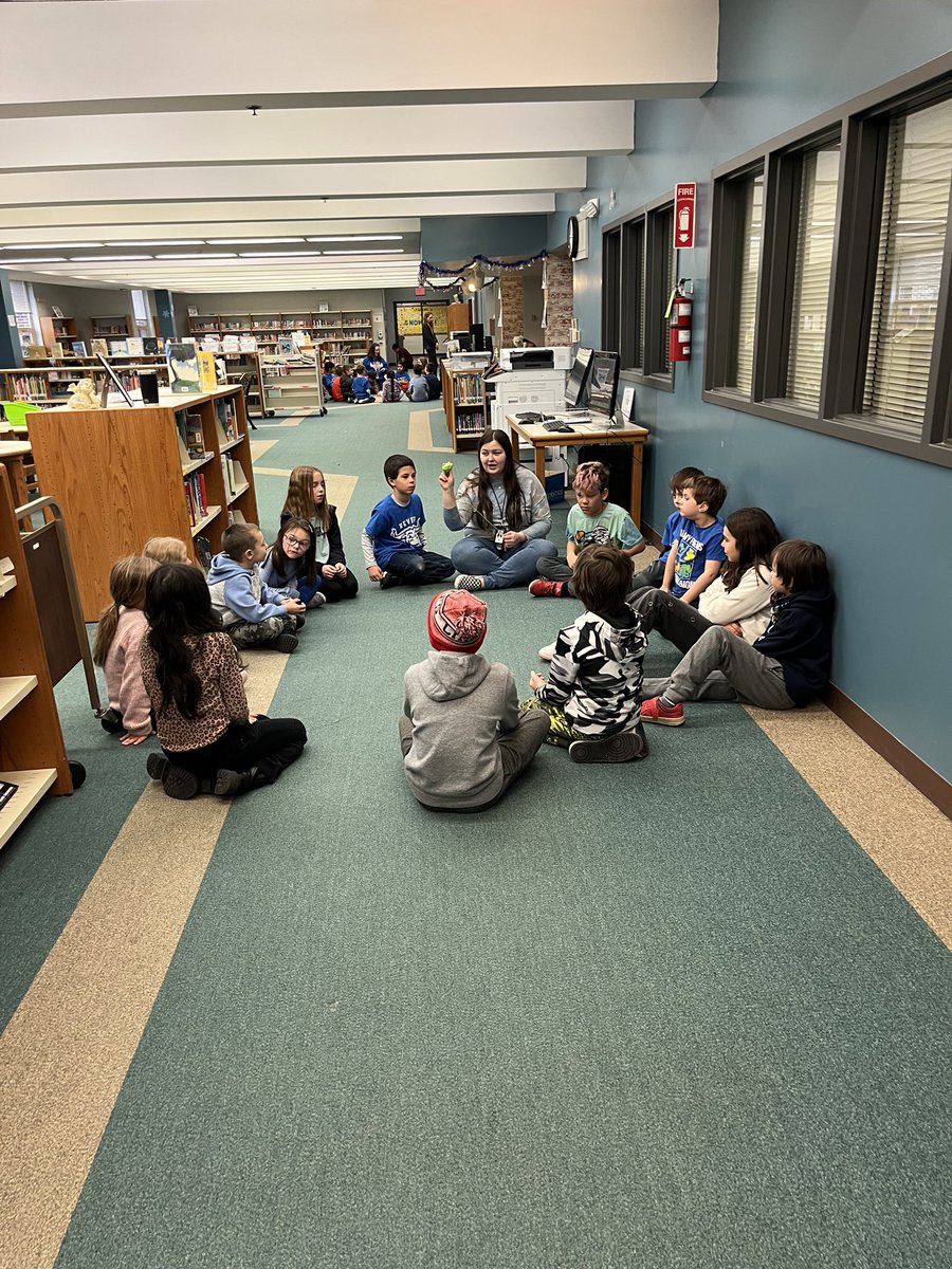 21longfellow's tweet photo. Did your kiddo come home with a yarn friendship bracelet yesterday?? That’s because of the awesome kindness activity we did during our house meeting for February. Additonally, congratulations to our AMAZING house winners! 🖤❤️💚💙 #21Learns https://t.co/q2eSq81KQu