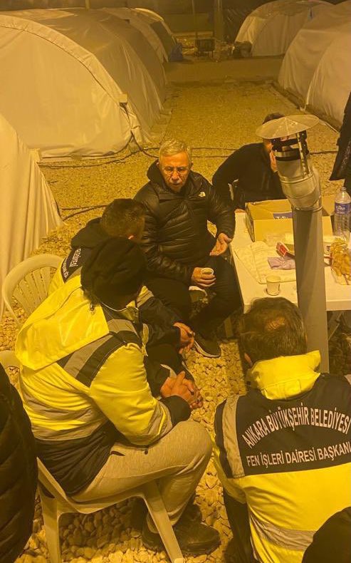 Mansur Yavaş, atıl durumdaki otobüsleri duş kabinine dönüştürüp deprem bölgesine gönderdi. Kendisi de karton bardakta çay içiyor. Ankaralının 800 milyon dolarını şişme dinozora harcayıp jelibonu maden sanan dingil de bu insana çapsız diyor. 🤦‍♂️