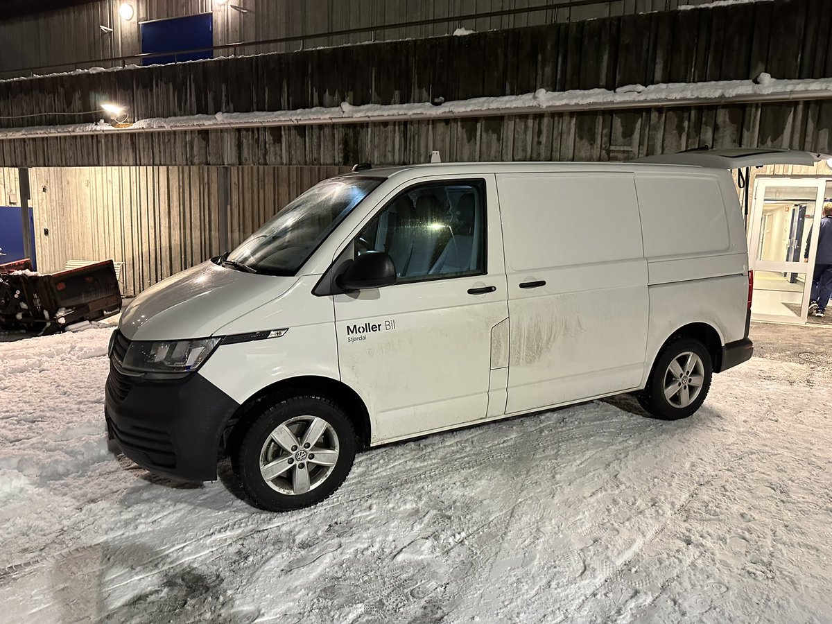 Uten materialforvalterne i Nidaros hadde ikke laget fungert. Disse hylles for lite for all jobben som gjøres i bakgrunnen. Nå kl. 19:00 fyller de varebilen med utstyret til gutta og setter kursen mot Halden, mens vi andre kommer etter med fly. HYLL,HYLL!👏🏻👏🏻