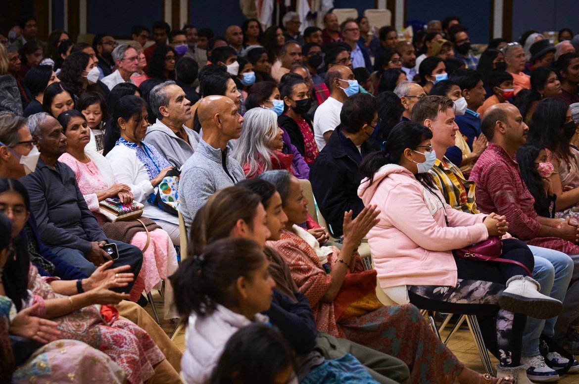 IshaUSA's tweet photo. Renowned South Indian Classical vocalist Ssandeep Narayan performing in LA. Sandeep blessed the IYCLA crowd with an intriguing and authentic introduction into Indian classical music. 
#snmusic #Vocalist #SouthIndia #LosAngeles #California https://t.co/dBPuHcbqQD