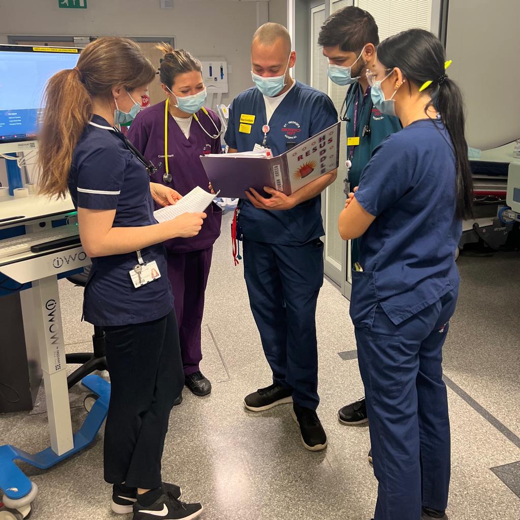 A snap from the daily morning 'Resus Huddle'. Lead by the Emergency Care Nurse in charge with participation of whole resuscitation team and MTNP. Teamwork makes the dream work and creates a safe environment to provide the best patient care! 💪🩺 @StGeorgesTrust #NHS #Teamwork