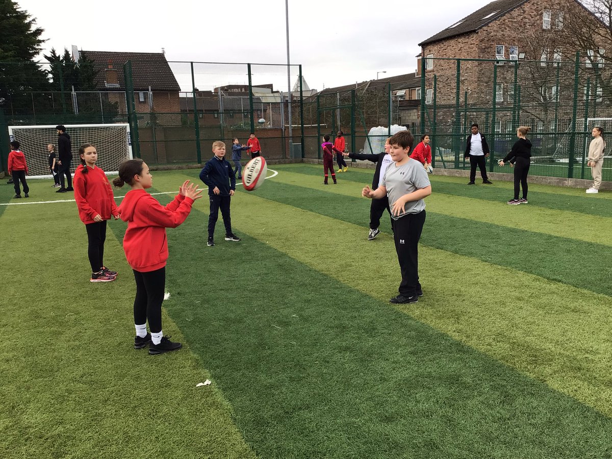 NewParkPrimary's tweet photo. Year 5 showing their brilliant technique for a ‘pop pass’ in rugby. They also worked brilliantly within their teams to try and not drop the ball! #NP_5D https://t.co/8oTatN31NK