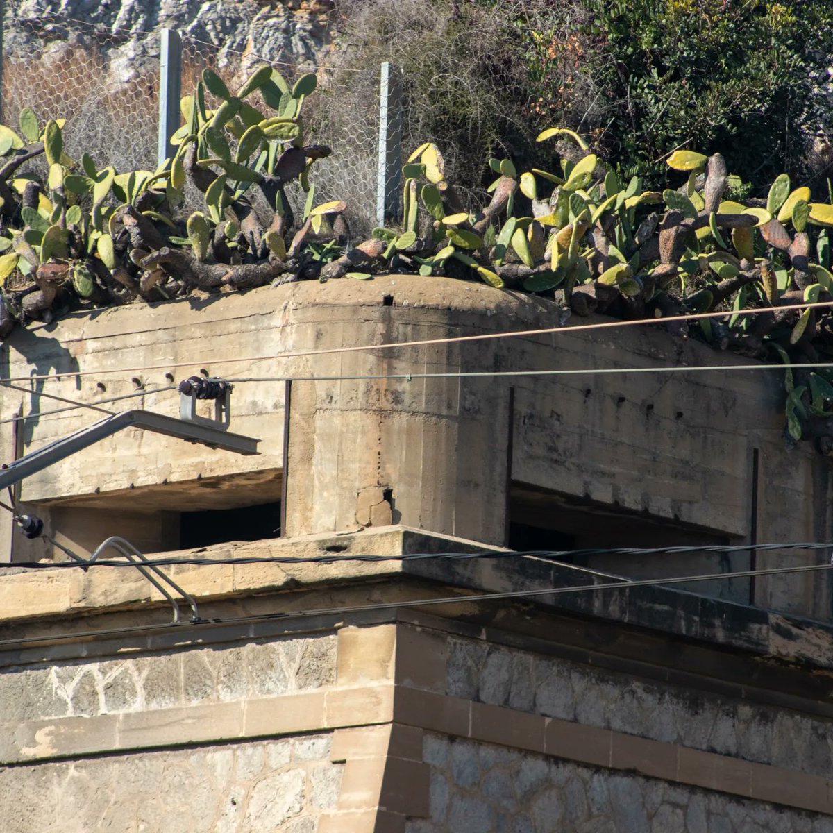 Aunque pertenece al término municipal de #Sitges, este #bunker, levantado sobre la vía férrea que une todos los municipios de la costa sur con #Barcelona, se encuentra al lado de #Castelldefels, en el parking del puerto deportivo "Port Ginesta". (1)