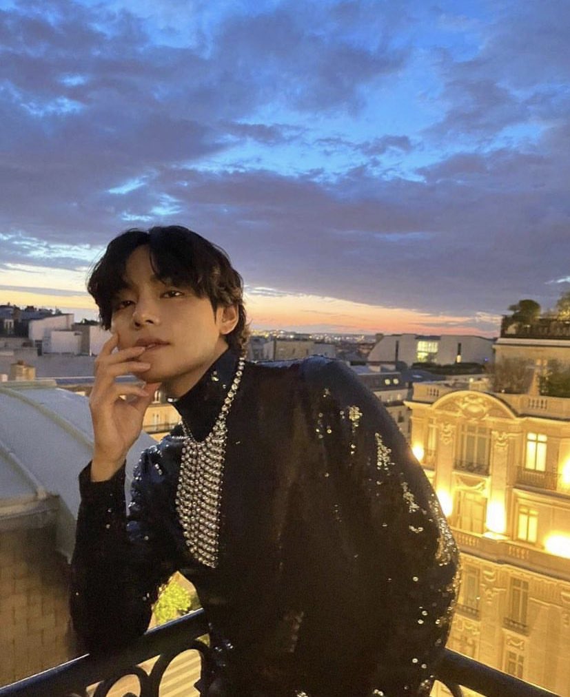 shockxjk's tweet photo. Tae en Paris     //      Tae en México https://t.co/gDEw1QqwT7