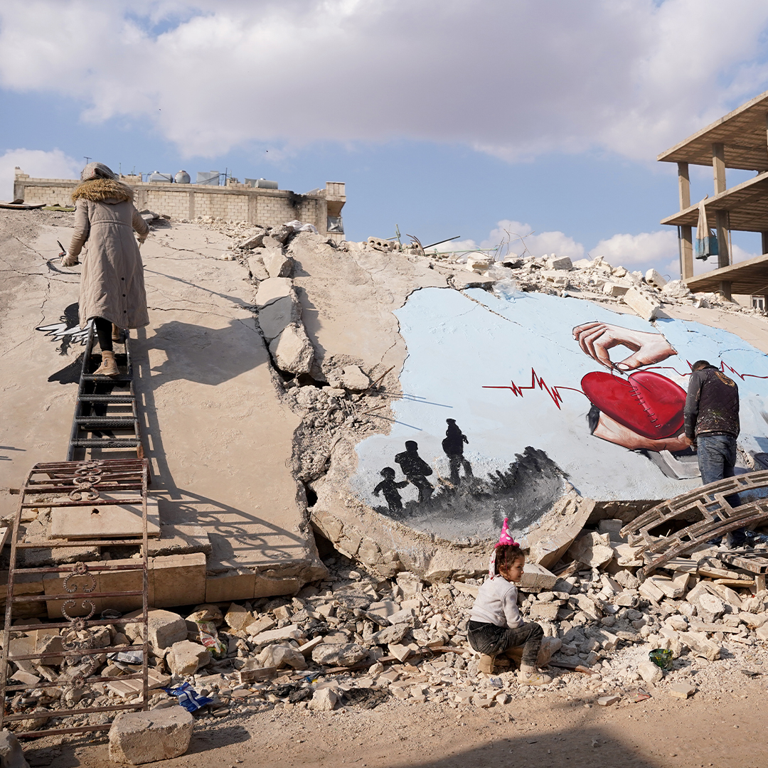 TRTBalkanAL's tweet photo. Artistët sirianë vizatuan murale sensitive në rrënojat e ndërtesave në Afrin, duke shprehur dhimbjen e shkaktuar nga tërmetet shkatërruese që goditën Türkiyen jugore dhe Sirinë veriperëndimore 17 ditë më parë.
#turkiyequakes #syriaquakes #muralsart #rrënoja #turkiyedeprem https://t.co/VV3AOKxmCe