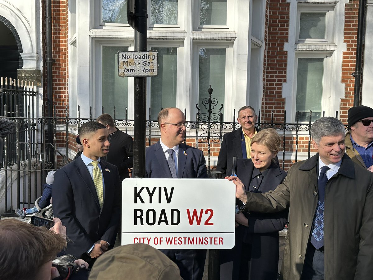 So lovely to happen across this moment today. The Leader of <a href="/CityWestminster/">Westminster City Council</a> <a href="/AdamHug/">Adam Hug</a> unveiling London’s newest street, Kyiv Road. #KyivRoad