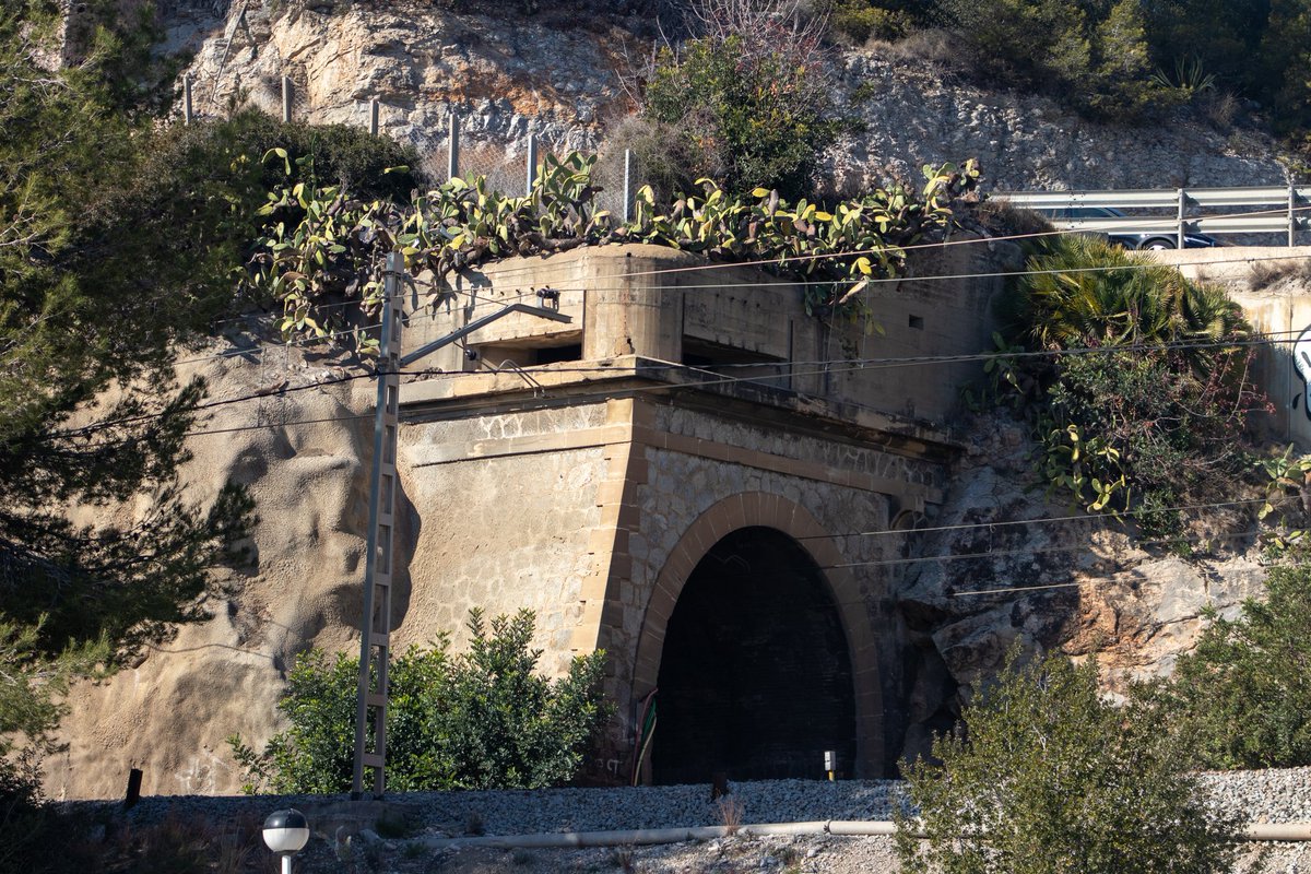 Este nido de ametralladora fue construido durante la guerra civil por el Ejército Republicano para proteger la costa de cualquier desembarco enemigo. De hecho esta bunker pertenece a la misma línea de los que ya hay levantados en la costa de Sitges.