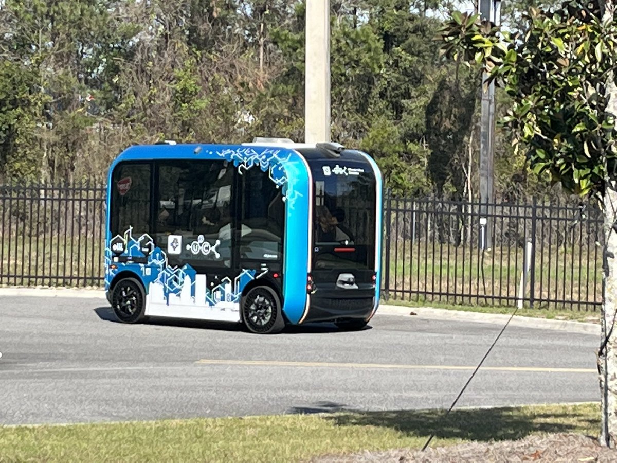 ScienceDcps's tweet photo. @AndrewJacksonHS  students are riding the Olli! A fully autonomous vehicle that will be operating on Bay Street in 2025! So thankful for our @JTAFLA  and @DuvalSchools  partnership! #U2C @STEMecosystems https://t.co/moS9vcpuSI
