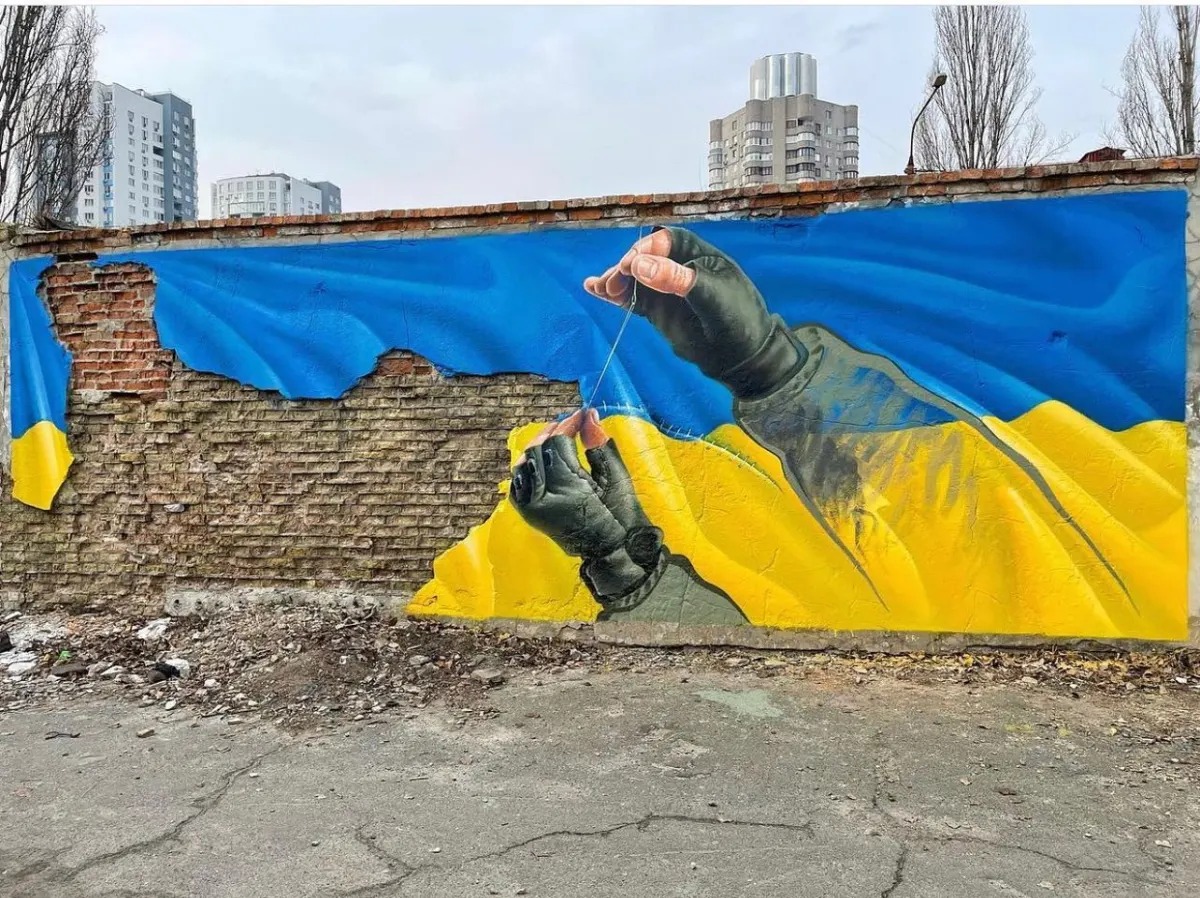 axilyaa's tweet photo. #streetart d'un anniversaire trop triste 🇺🇦
by Ukraine artist Sasha Korban in #Kiev #Ukraine
#mural https://t.co/C5ykkXotJU