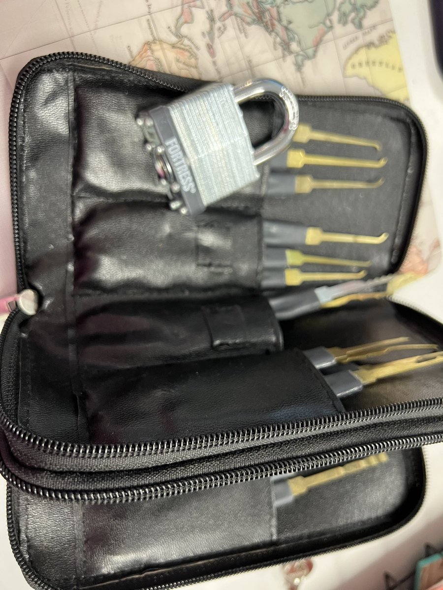 TXTracey3's tweet photo. Strange things that happen in the classroom: when a student challenges you to learn to pick a lock🔐 #ChallengeAccepted https://t.co/Fey9o40Gih