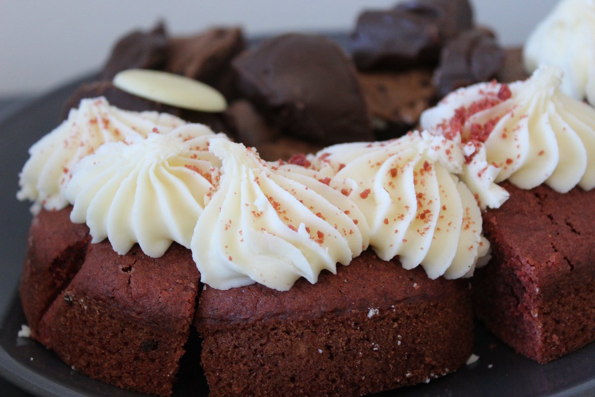 MaltingHouseDS's tweet image. Celebrating the opening of our new studio with a visit from @LordProvostDCC. Clients &amp;amp; friends were treated to cakes from @NewportBakery &amp;amp; macarons from @Mlle_Macaron 
themaltinghouse.co.uk/post/opening-o…
#DistillingDistinctiveDesign #DesignAgency #WebsiteDesign #SocialMedia #Dundee