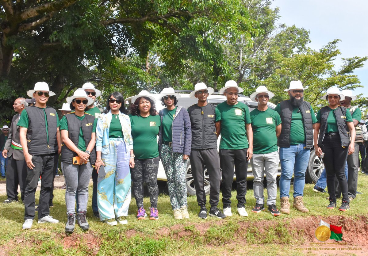 ✅🌲 I 𝗟'é𝗾𝘂𝗶𝗽𝗲 𝗱𝘂 𝗠𝗘𝗙 𝗮 𝗳𝗮𝗶𝘁 𝘀𝗼𝗻 𝗱𝗲𝘃𝗼𝗶𝗿 𝗲𝗻𝘃𝗲𝗿𝘀 𝗹𝗲 𝗽𝗮𝘆𝘀. 1000 plants (Ravintsara et Arbres Fruitiers) ont été mis en terre aujourd'hui à Antsahadinta.
#MEF_Madagasikara 
#MEF_Madagascar
