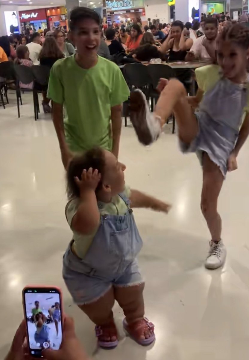 Jéssica tentando matar mc divertida com uma bicuda no shopping