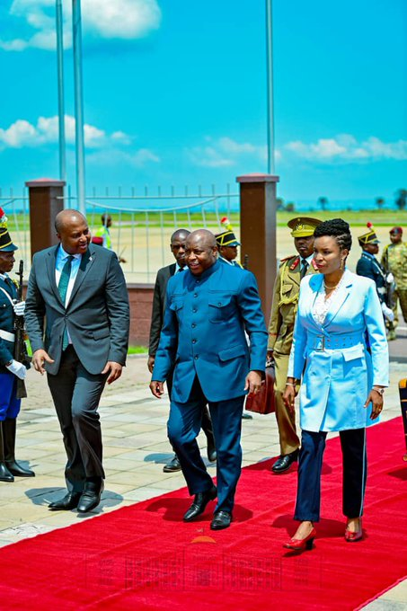 Ikiriho's tweet photo. 🛬 #Burundi Le couple présidentiel est déjà en #RDC. Des sources à #Kinshasa indiquent que le Sommet de @CEEAC_ECCAS de demain devrait endosser la décision du #COPAX de confier au 🇧🇮 le poste de Chef d’Etat-Major de la Force Multinationale de l'Afrique Centrale #FOMAC pour 3 ans https://t.co/LD0GYvytCQ