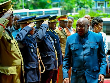 Ikiriho's tweet photo. 🛬 #Burundi Le couple présidentiel est déjà en #RDC. Des sources à #Kinshasa indiquent que le Sommet de @CEEAC_ECCAS de demain devrait endosser la décision du #COPAX de confier au 🇧🇮 le poste de Chef d’Etat-Major de la Force Multinationale de l'Afrique Centrale #FOMAC pour 3 ans https://t.co/LD0GYvytCQ