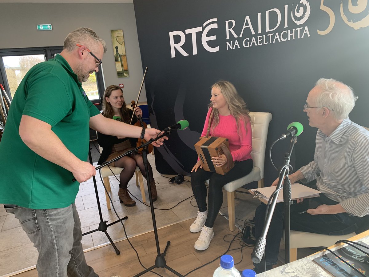 Raidió na Gaeltachta (@rternag) on Twitter photo Fáilte roimh <a href="/raidiofailte/">Raidió Fáilte</a> atà ag craoladh beo anseo ó <a href="/Amharclann_GD/">Amharclann Ghaoth Dobhair-Oifigúil</a> Fáilte roimh <a href="/raidiofailte/">Raidió Fáilte</a> atà ag craoladh beo anseo ó <a href="/Amharclann_GD/">Amharclann Ghaoth Dobhair-Oifigúil</a>