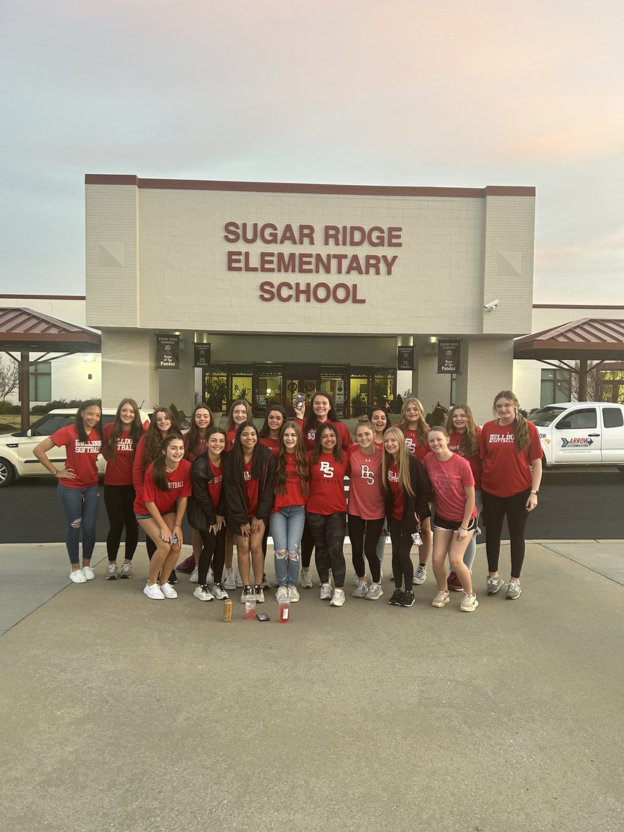 SoftballBSH's tweet photo. BS Softball had a great time going to Sugar Ridge this morning &amp; helping greet kids as they arrived to school! https://t.co/ZePmh8z4xJ