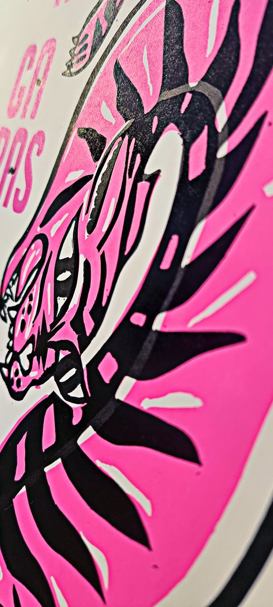 Nessa obra ilustrei e gravei essa tigresa de "unhas negras e íris cor de mel" rsrsrs baseado na música de Caetano Veloso. <3

#letterpress #letterpresslove #movabletype #tipografia #tiposmoveis #design #type #typografic #typography #tipo #poster #typographyposter #cartaz