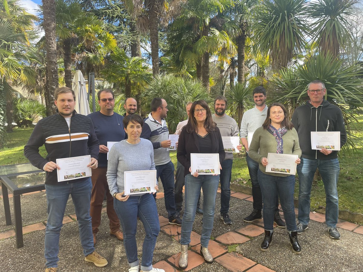Lacoopagri_NA's tweet photo. Aujourd'hui clôture du 2nd groupe de formation "administrateur" de #cooperatives. félicitations aux 15 stagiaires et bravo à leur assiduité après 16 j de formation en 2 ans @Caves_de_Rauzan @koki @franceprune @Rougeline @valprim @cadralbret @montsegur @allianceaquitaine @scaap https://t.co/rGZ9mmDuaB