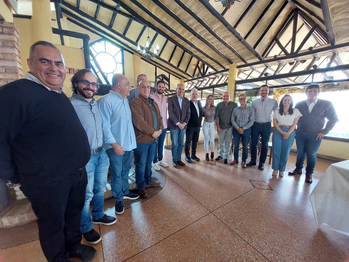 FedecamarasT's tweet photo. Este 23F tuvimos la visita del representante de @procolombiaco en #Caracas, Dr.  @Carlos_Luna_R , lo cual permitió hacer planteamientos sobre la Zona Comercial que fue propuesta por los Presidentes @NicolasMaduro y @GustavoPetro para la zona de #frontera, así como fortalecer y https://t.co/B66YWpYHci