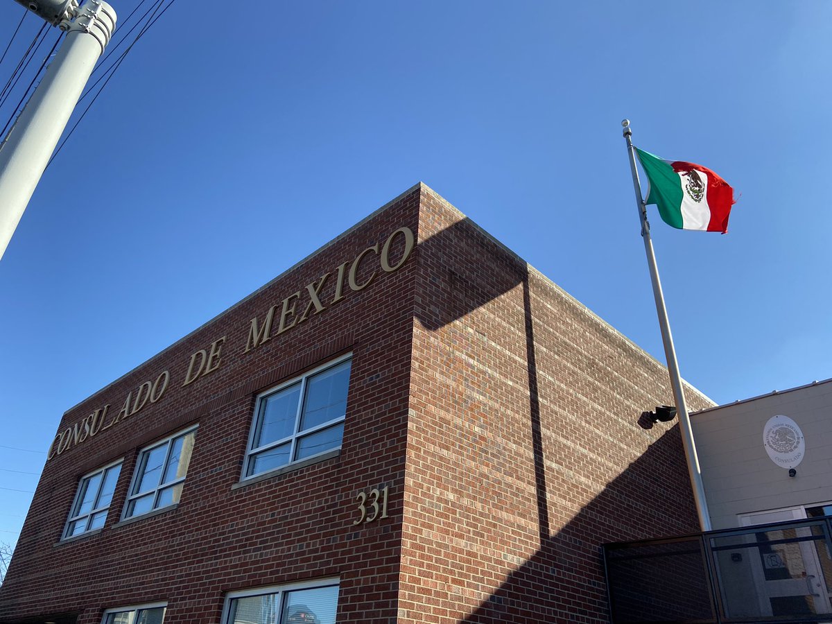 MakiTeramotoS's tweet photo. Hoy 24 de febrero es #DíaDeLaBandera #BanderaDeMéxico 🇲🇽🇲🇽

Símbolo patrio, orgullo nacional, que ondea en lo alto del Consulado en Indianápolis @ConsulmexINI. https://t.co/uhCkE26ktn