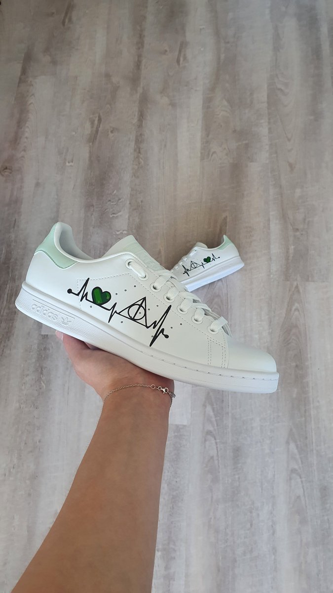 CustomisyB's tweet photo. #Adidas, Stan Smith - #Slytherin #Potterhead 💚🐍
#customised #sneakers #customisedsneakers #customisedshoes #hallows #deathhallows #adidasstansmith #harrypotter #hogwarts #gryffindor #ravenclaw #green #snake #sneakersaddict #draco #stansmith #schweiz #suisse #svizzera https://t.co/aRi982oPnm