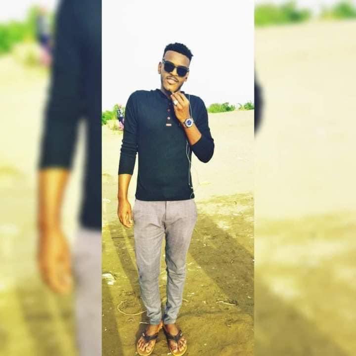 Bit_Khalifa1417's tweet photo. أثارت قضية الاعتداء الجنسي على الاطفال ع و ب  موجة غضب في الشارع السوداني لما تعرضو له من فعل شائن و جريمة لا تغتفر تستدعي انزال العقوبة الرادعة بمقترفيها ليكونوا عبرة لمن يعتبر. 
تعرض الطفل ع، 6 أعوام و شقيقيه الاصغر ب، 4 أعوام لاغتصاب جماعي متكرر و اعتداء وحشي على يد ذئب بشري و رفاقه و بعلم والدتهم كما جاء في أقوال الاطفال الابرياء. 
تم فتح بلاغ بالرقم 640 المادة 45 ق ج
 نيابة الأسرة و الطفل كرري في حق المتهم الأول، #عماد_بشير_حماد و آخرين. تم القبض على اثنين من المجرمين، خال الأطفال و صديقه و ما زال البحث جاري عن البقية.
ما حدث مع هولاء الاطفال يمثل و أقع محزن و مؤلم بل هي قضية رأي عام تحتاج وقفة كل السودانيين لينال هؤلاء المجرمين أقصى عقوبة ليصبحو عبرة لكل من تسول له نفسه القيام بمثل تلك الأفعال الشنيعة. 
و من هنا نناشد النائب العام النائب و الشرفاء في الشرطة السودانية في المساعدة للقبض على هؤلاء المجرمين و انزال اقصى عقوبة بهم. 
و حسبي الله و نعم الوكيل 
#اعدام_المغتصبين 
#لا_لاغتصاب_الاطفال
#لا_للتحرش_بالاطفال
 الصور أدناه للمجرم الهارب:
#عماد_بشير_حماد
رقم تلفون: 0904242121