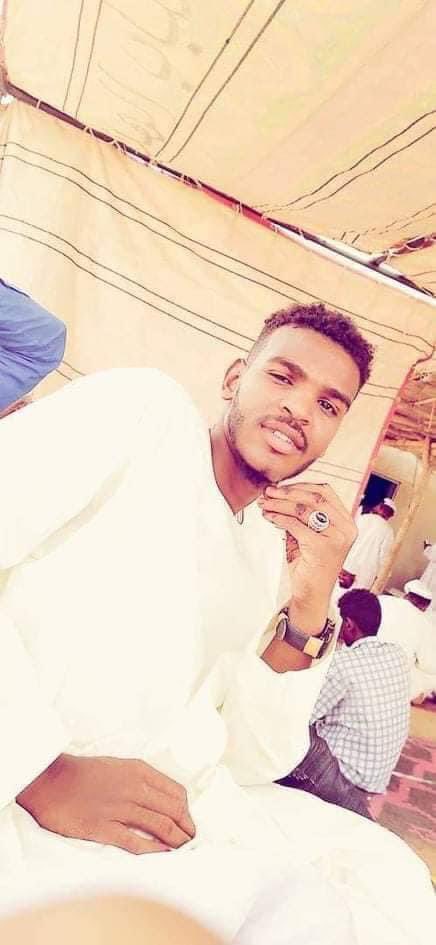 Bit_Khalifa1417's tweet photo. أثارت قضية الاعتداء الجنسي على الاطفال ع و ب  موجة غضب في الشارع السوداني لما تعرضو له من فعل شائن و جريمة لا تغتفر تستدعي انزال العقوبة الرادعة بمقترفيها ليكونوا عبرة لمن يعتبر. 
تعرض الطفل ع، 6 أعوام و شقيقيه الاصغر ب، 4 أعوام لاغتصاب جماعي متكرر و اعتداء وحشي على يد ذئب بشري و رفاقه و بعلم والدتهم كما جاء في أقوال الاطفال الابرياء. 
تم فتح بلاغ بالرقم 640 المادة 45 ق ج
 نيابة الأسرة و الطفل كرري في حق المتهم الأول، #عماد_بشير_حماد و آخرين. تم القبض على اثنين من المجرمين، خال الأطفال و صديقه و ما زال البحث جاري عن البقية.
ما حدث مع هولاء الاطفال يمثل و أقع محزن و مؤلم بل هي قضية رأي عام تحتاج وقفة كل السودانيين لينال هؤلاء المجرمين أقصى عقوبة ليصبحو عبرة لكل من تسول له نفسه القيام بمثل تلك الأفعال الشنيعة. 
و من هنا نناشد النائب العام النائب و الشرفاء في الشرطة السودانية في المساعدة للقبض على هؤلاء المجرمين و انزال اقصى عقوبة بهم. 
و حسبي الله و نعم الوكيل 
#اعدام_المغتصبين 
#لا_لاغتصاب_الاطفال
#لا_للتحرش_بالاطفال
 الصور أدناه للمجرم الهارب:
#عماد_بشير_حماد
رقم تلفون: 0904242121