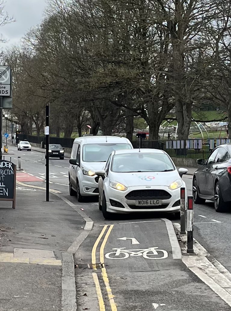 CarlEdgar's tweet image. This in Bath today! At first I thought the van was in the cycle lane but after reviewing it seems like you are supposed to ride on the pavement for the length of a few parking spaces! Not sure which is more crazy!? #bath #cycling @bathnes