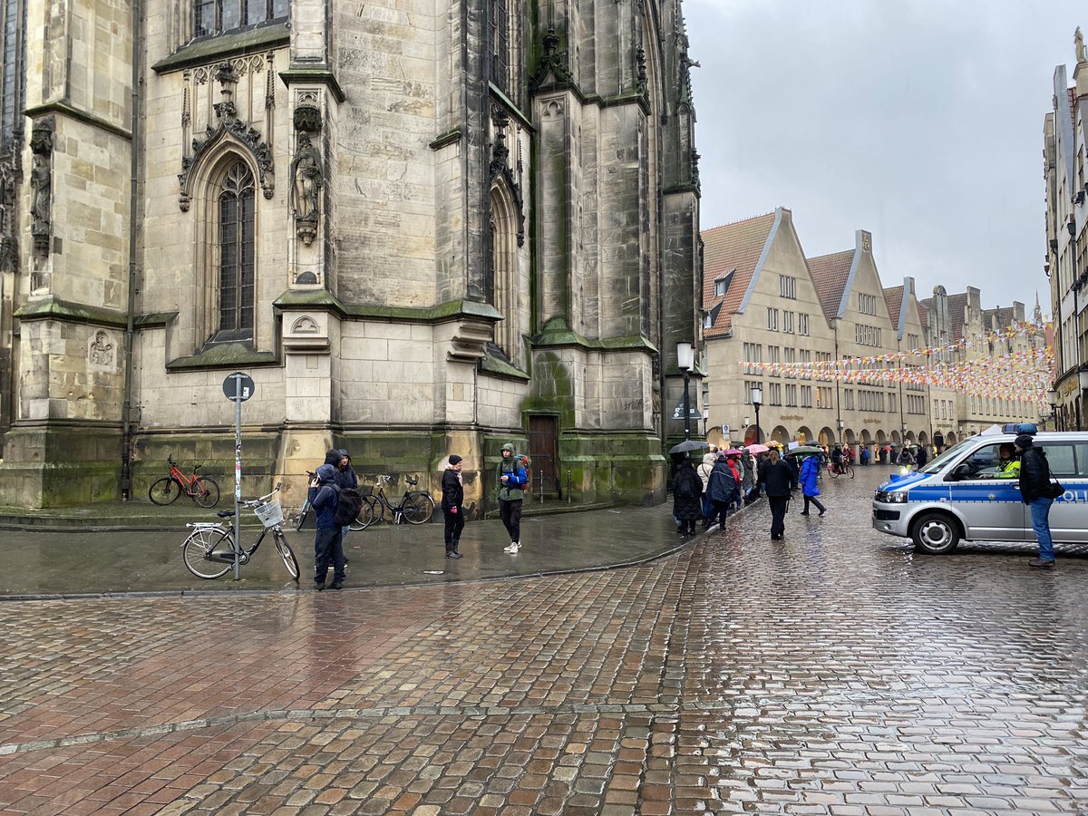 Die  #Friedenskette ist in Münster schon an St Lamberti zu Ende.