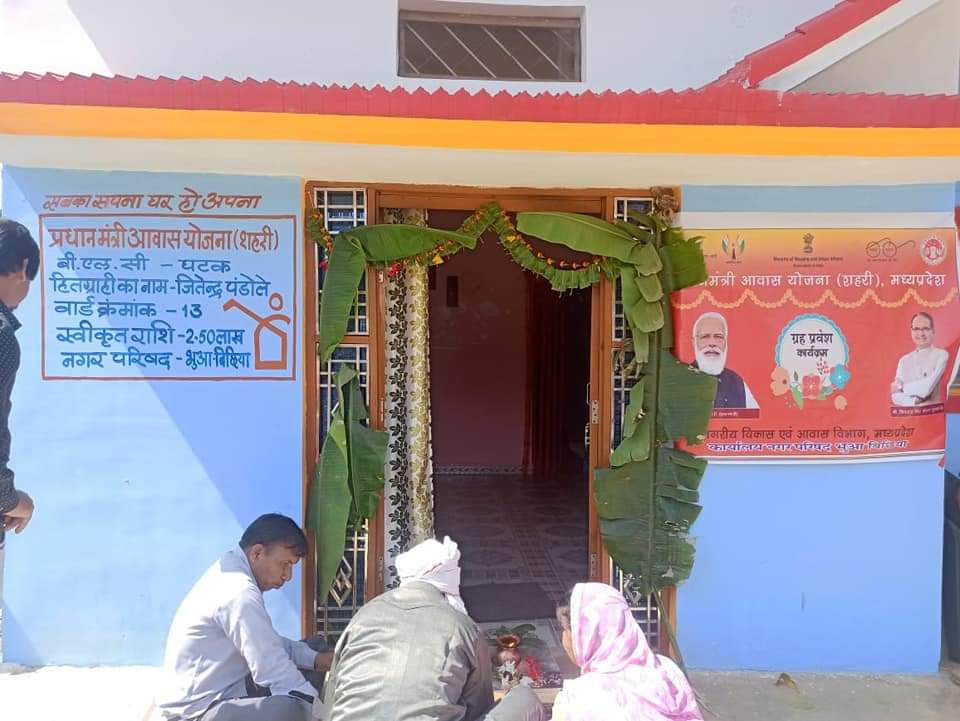 JBPShahdolAmrut's tweet photo. 🏠🏠सब का सपना 🏠🏠घर हो अपना🏠🏠
🎈🎈🎈सबको आवास🎈🎈🎈
🌻🌻प्रधानमंत्री आवास योजना Urban 🌻🌻
🎊🎊के अंतर्गत जबलपुर संभाग मंडला के🎊🎊 🌎
😊😊😊हितग्राही अपने घर में गृह प्रवेश करते हुए 🎉🎉🎉
#sabko Aawas
#HousingForAll.
#TransformingUrbanLandscape #TransformingLives https://t.co/Dj883FCch4