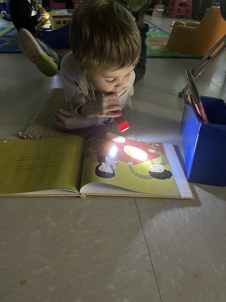 littleBullfrogs's tweet photo. Flashlight Friday is a favorite in the land of littles!💚🐸 @EffieBullfrogs #readersareleaders https://t.co/MKjPT6HG50
