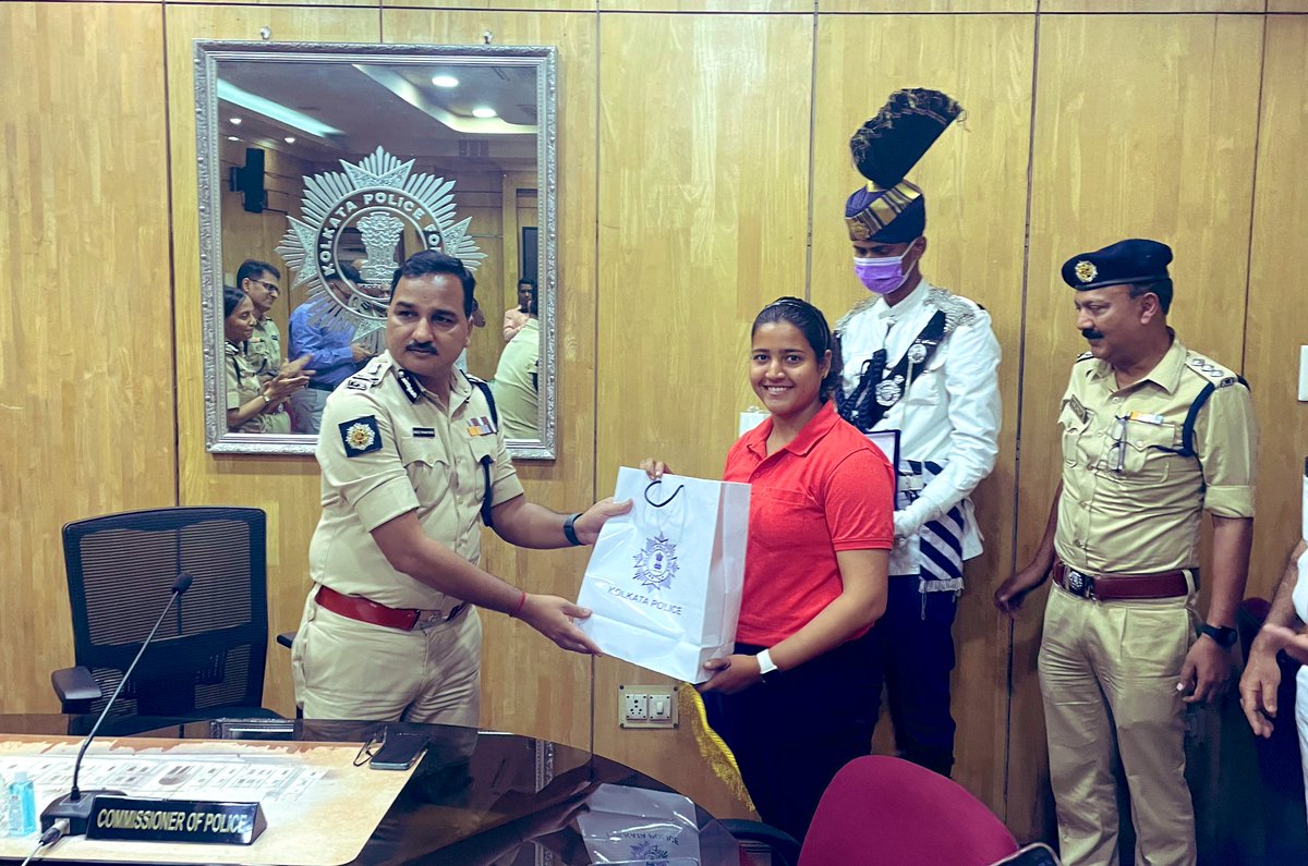 archer_rahul's tweet photo. Thanks to @CPKolkata for recognizing the achievements of #kolkatapolicedrbarcheryacademy trainee Aditi Jaiswal for being selected in the Indian Team for #asiangames &amp; #worldarcherychampionship . We will keep working together with @KolkataPolice to creat future #Olympian https://t.co/OxuMafeQbK