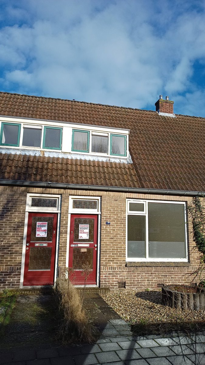 SP_Hengelo's tweet photo. Hier in Mariastraat in Hengelo. Er staan zo'n 30 woningen leeg.... https://t.co/5bCsR1iLmG