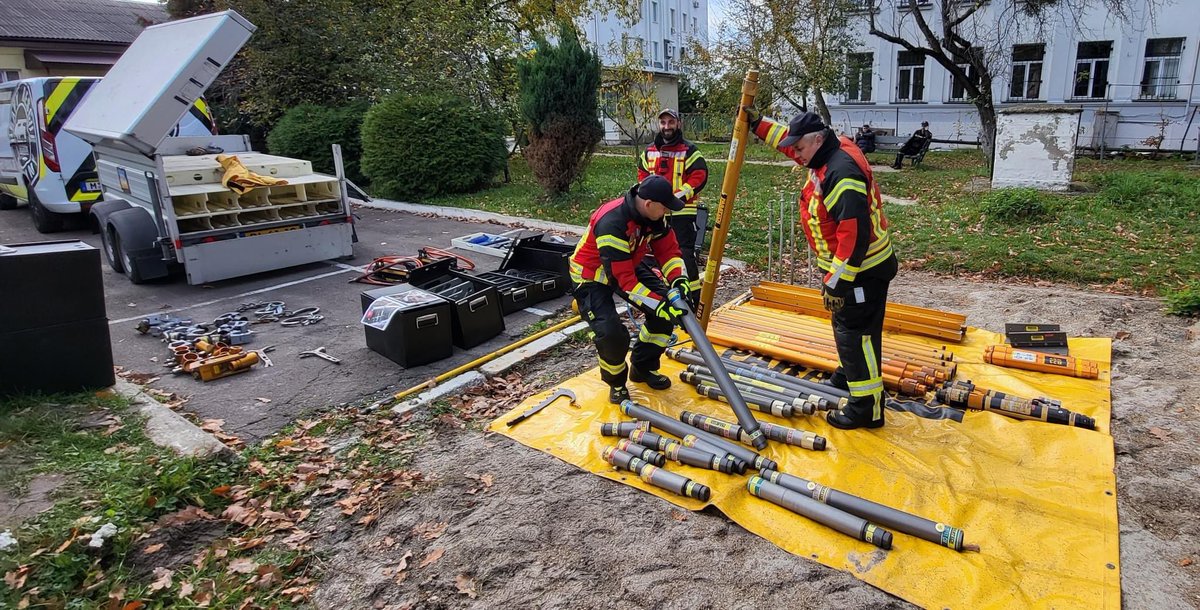 at_fire's tweet image. Gemeinsam mit der Initiative #LeaveNoOneBehind und #Paratech konnte auch ein USAR-Anhänger (#UrbanSearchAndRescue) mit Paratech-Rettungsstützen an den ukrainischen #Zivilschutz übergeben werden. @HeavyRescueDE