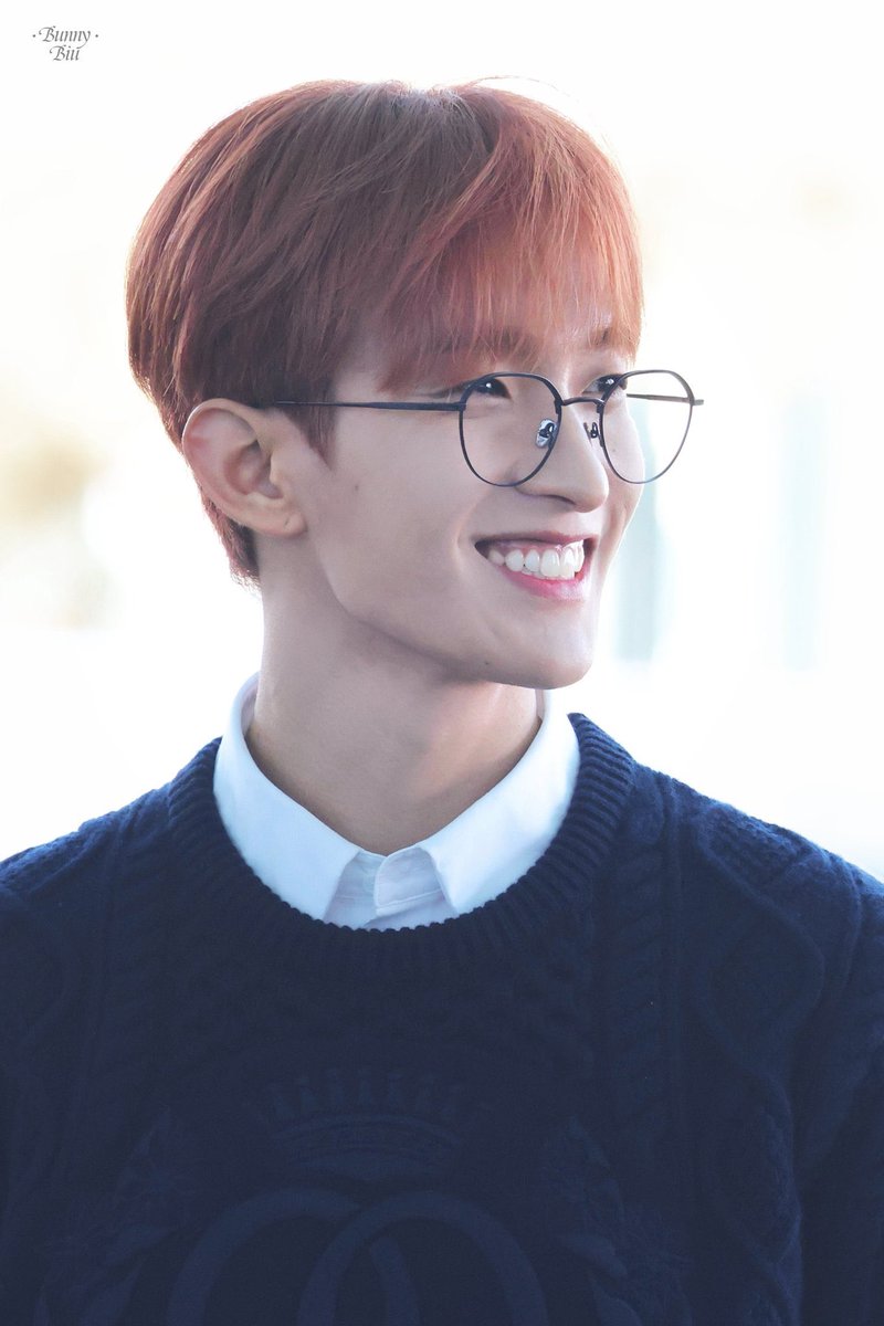 cuddlykyeom's tweet photo. 4 fansites capturing the same moment of dokyeom smiling is so endearing :( https://t.co/4vF33R6NWw