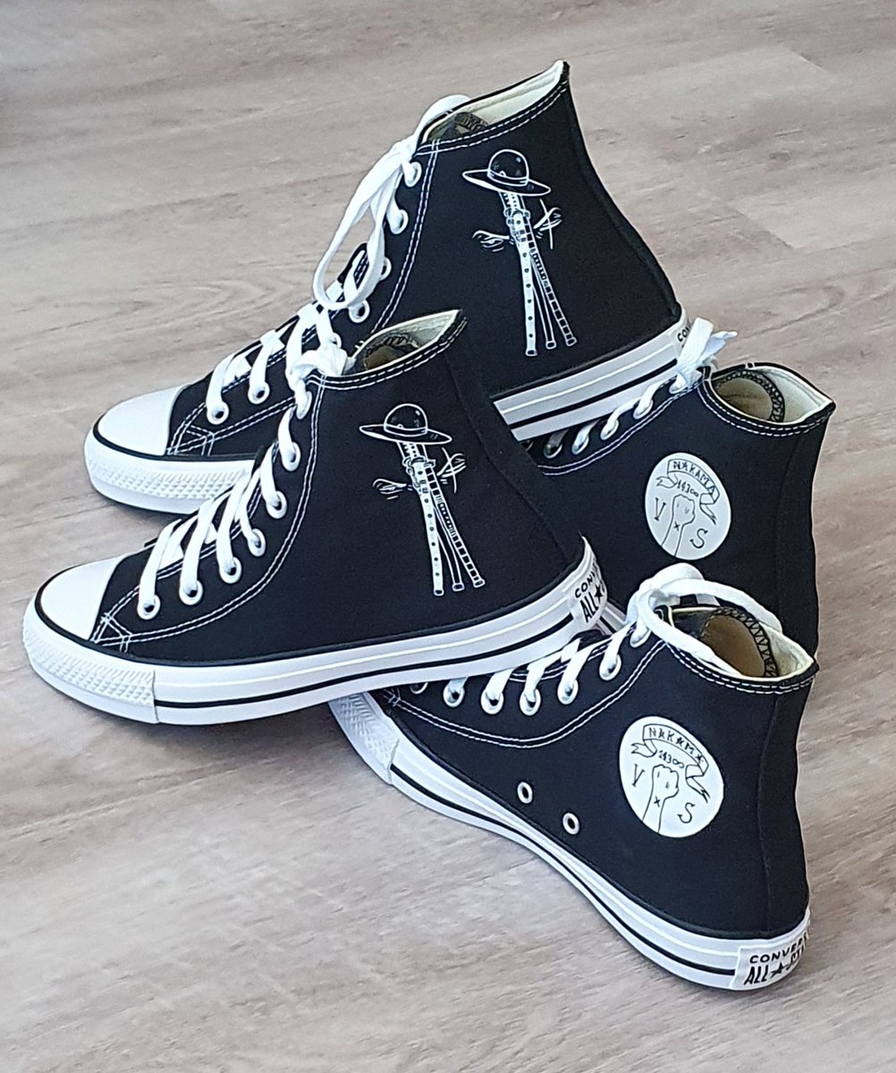 CustomisyB's tweet photo. #Converse - One Piece🏴‍☠️ #matchingshoes
#customised #sneakers #customisedsneakers #customisedshoes #onepiece #anime #manga #japanese #tumblr #converseallstar #matchingsneakers #couple #swords #namaka #conversechucktaylor #sneakersaddict #art #switzerland #schweiz #suisse #svizzera https://t.co/JSxBWEV1sz