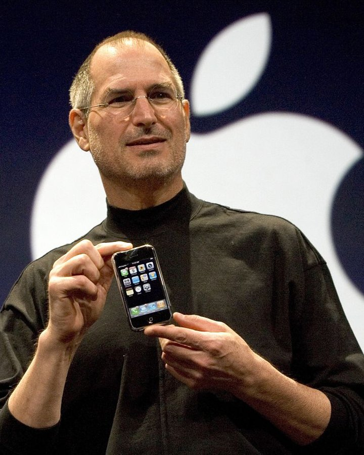 boardroom's tweet photo. Steve Jobs would have turned 68 today.

➖cofounded Apple (world’s first $3 trillion company) in parents’ garage at 20 years old
➖cofounded Pixar (bought by Disney for $7.4B in 2006)
➖co-created Macintosh, iPod, iPhone, iPad, Apple Stores + more

Changed the world forever. 📱 https://t.co/lIdrGQDxLL
