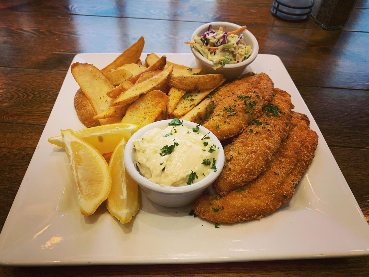 ✨Friday Special  ✨ 

Cornmeal breaded catfish with house made coleslaw. Served with seasoned French fries. 🐟😋

#dinnerspecial #lentspecials #fishandchips