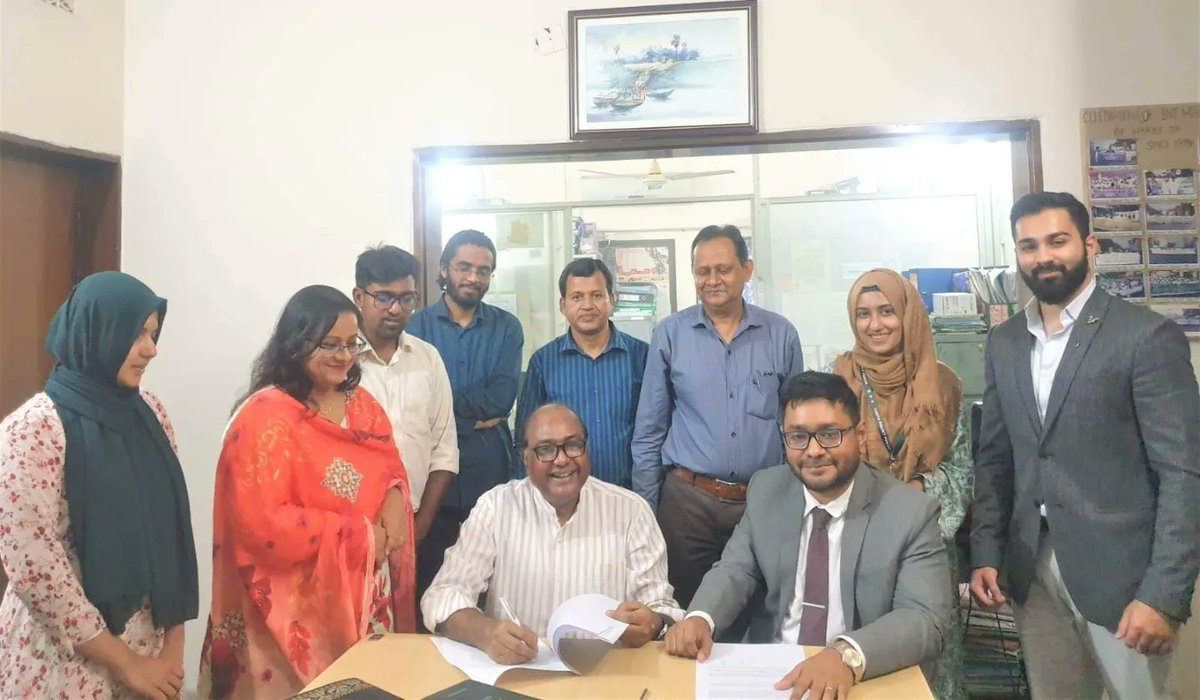 ypfbd's tweet photo. Syed Saiful Haque, Chairman of @WarbeDF, and @AamerAh35100730, Executive Director of @ypfbd signed a Memorandum of Understanding yesterday🎉. The collaboration is designed and made to conduct various policy research &amp; advocacy on the rights of migrant workers in 🇧🇩. https://t.co/Vu8x4Argyf