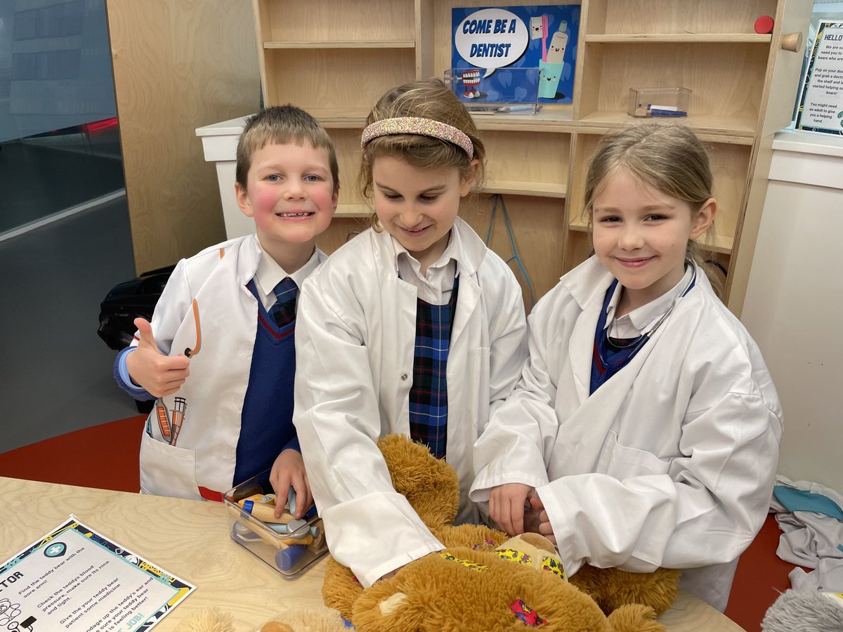 CCS_Juniors's tweet photo. Itβs definitely been a #FunFriday at #Craigclowan with lots of school trips going on. #CraigclowanForm3 really enjoyed visiting @DundeeSciCentre this morning.
#CraigclowanAdventure #DundeeScienceCentre https://t.co/8UAv1PVuSy