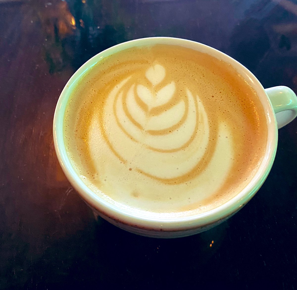 buentonocafe's tweet photo. Nuestro arte latte de viernes. #BuentonoCafé #TodoEstáBien https://t.co/1msEE7Ht1O