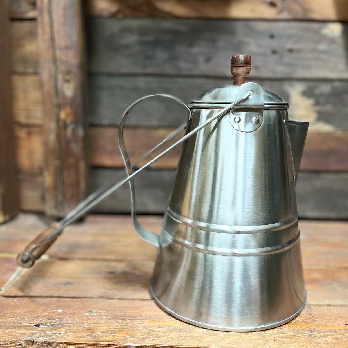 A good sized coffee pot is always a good thing to have around at a re-enactment event

👉re-enactmentshop.com/shop/camp-and-…

#replica #19thcentury #coffeepot #outdoorcooking #reenactment