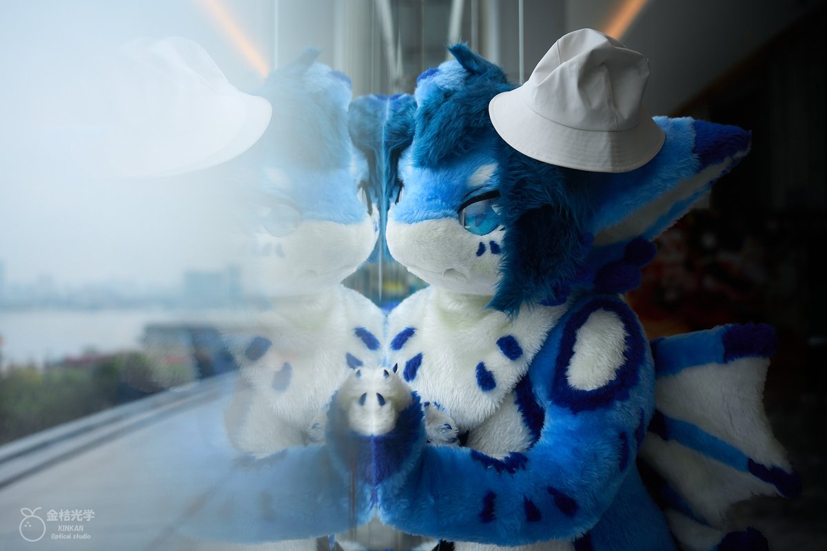 #FursuitFriday 
天青色等烟雨，而我在等你
空は青く煙る雨を待って、私はあなたを待っています

📷：<a href="/LittleApplecat/">Gomeow·金桔·柠檬茶</a>