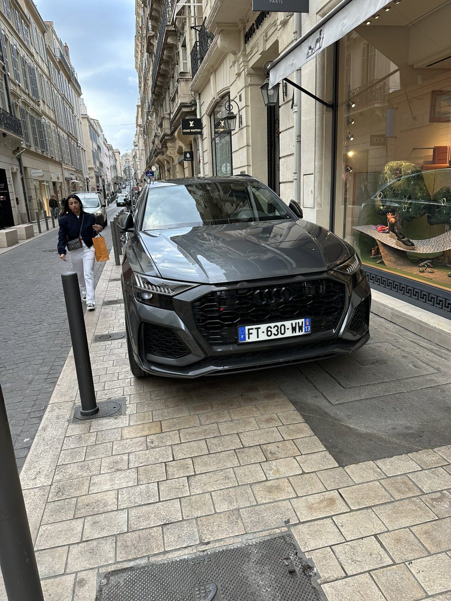 Trottoirs de Marseille. Rue Grignan. Juste devant Hermès. De quel droit ?