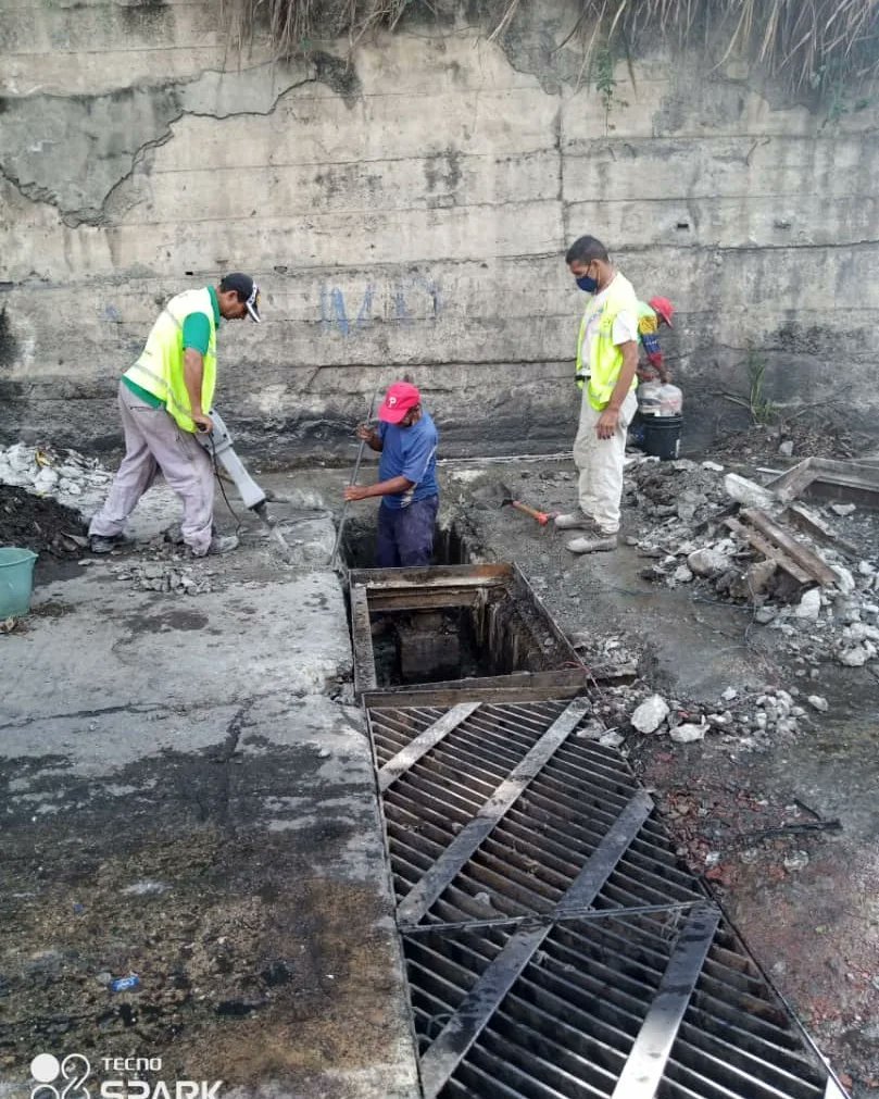 XtraLoco's tweet photo. #GDCInforma|| desde el sector La Cruz de Gramoven, parroquia Sucre, fueron sustituidas 6 cuerpos de rejas con el encofrado de 2 Mtrs de concreto por parte de la @CorpoServicioDC.
Todo Por Amor a Caracas ❤️
#SancionesAsesinas
#poupettekenza #oriele https://t.co/JDeOroalvG