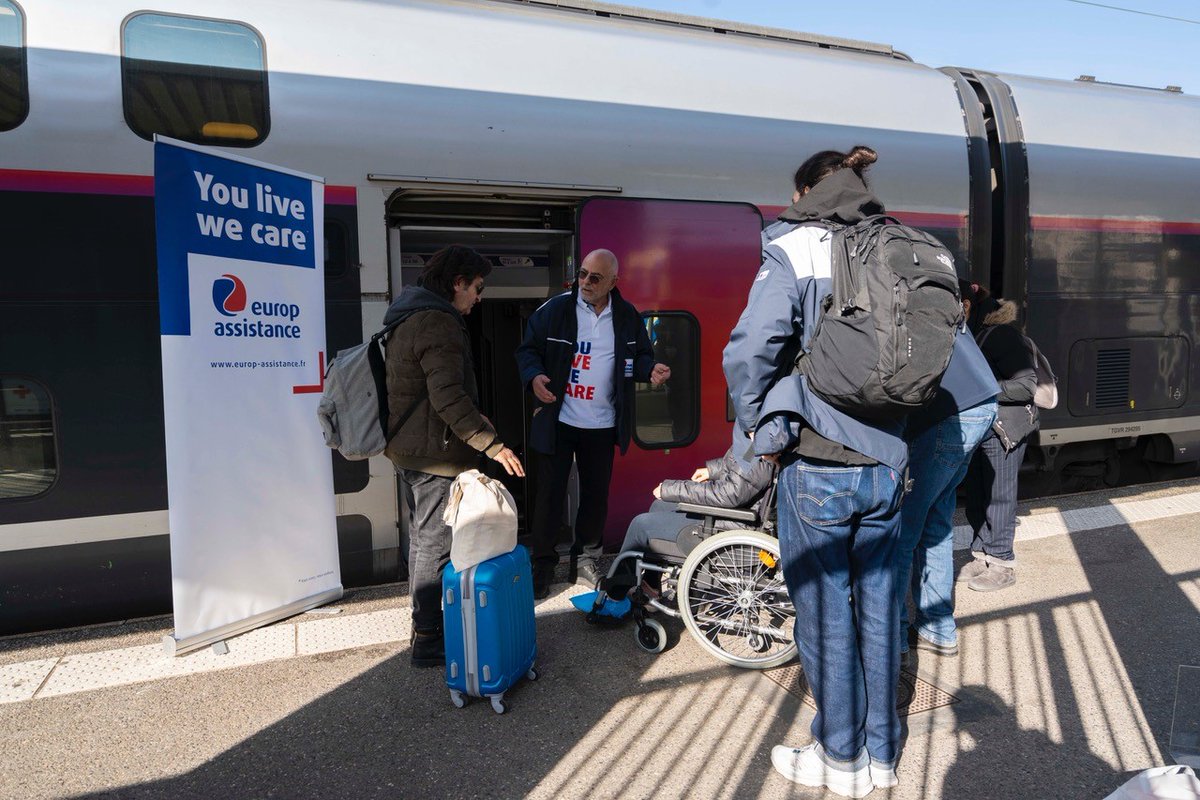 EA_FRA's tweet photo. 📢 Europ Assistance met en place un dispositif "Train des Neiges" pour rapatrier ses clients victimes d’accidents de #ski dans les Alpes.
Retour en images sur les premiers #rapatriements depuis Annecy jusqu'à Paris.
Plus d'infos ➡️ https://t.co/1dfS5MMzfE
#youlivewecare https://t.co/0M6LuufK5w