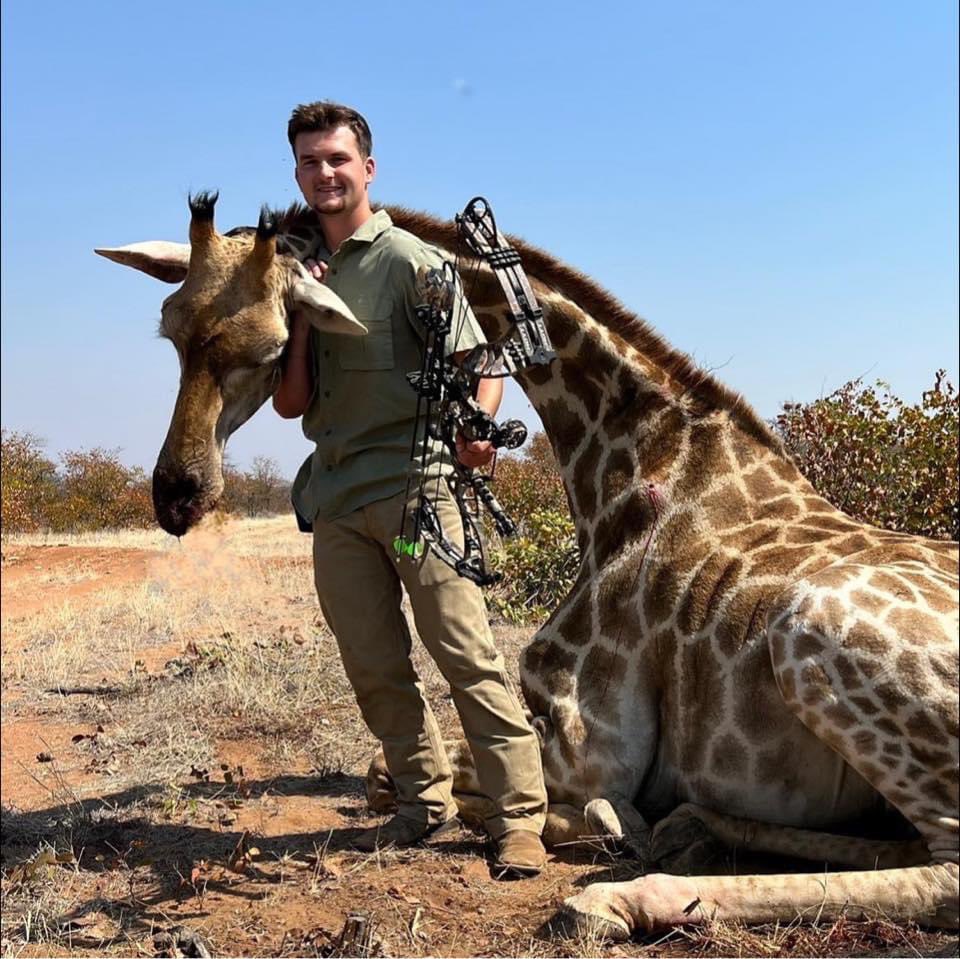 Marshall Petersen from Nebraska to South Africa, to kill this giraffe & many more with his bow & arrow. The latest torture device used by these killers🤬 🙏🏼RT #BanTrophyHunting @rickygervais @tarastrong @SARA2001NOOR @Lin11W @_Pehicc @DidiFrench @Gail7175 @domdyer70 @ZacGoldsmith