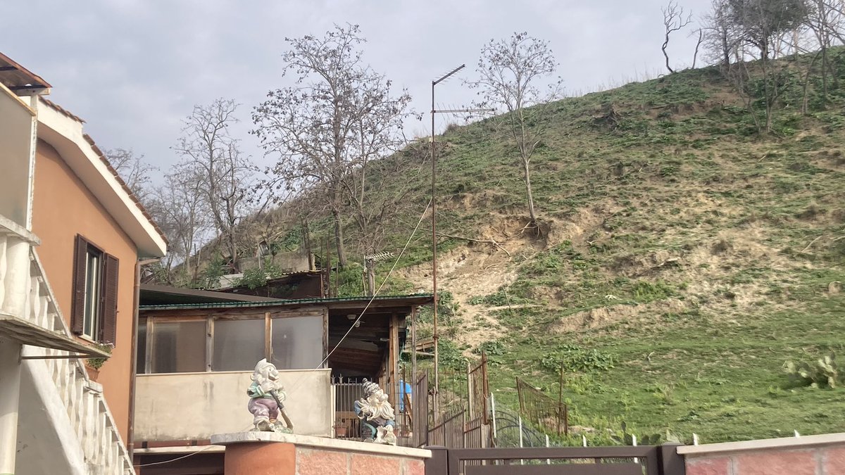 Marcopalmaxv's tweet photo. Collina a via Colle Salvetti @EnteRomaNatura #valledeicasali e rischio idrogeologico.Nota a #Csimu @DPCgov @procivArvaliaXI  @TgrRaiLazio @Scrittomisto @tempoweb @IlMsgitRoma @corriereroma @rep_roma @ilgiornale @Libero_official @AnsaRomaLazio @Adnkronos @fanpage @gualtierieurope https://t.co/XDIbzSi8uC